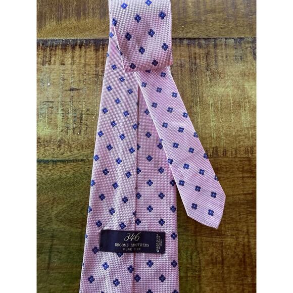 Brooks Brothers Men's Tie Necktie 100% Silk Pink & Navy Geometric Pattern - Picture 4 of 4